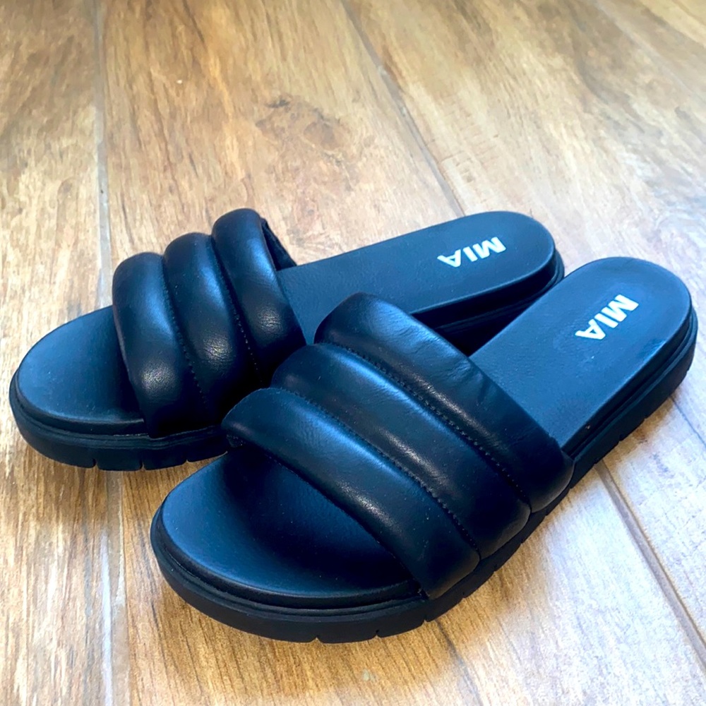 Mia black slides